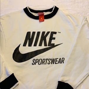 Women’s Nike crewneck sweatshirt